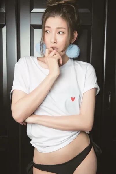 雜誌拍攝妝容：清透底妝配自然眉型，頭髮梳成丸子頭，戴淺藍色毛球耳環，身穿白色T恤