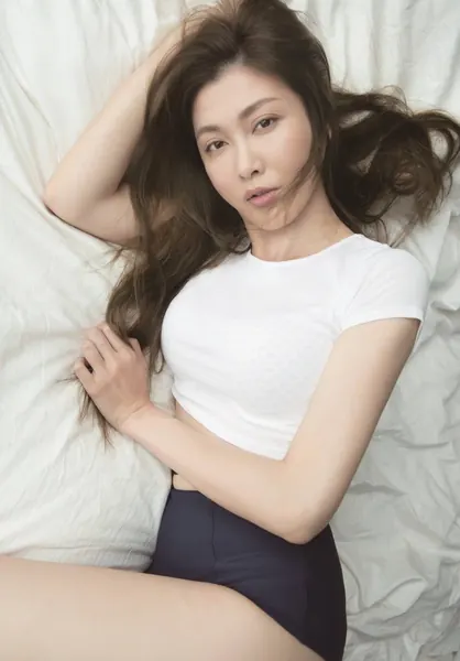 雜誌拍攝妝容：清透底妝配裸粉色唇，長髮散落在白色床單上